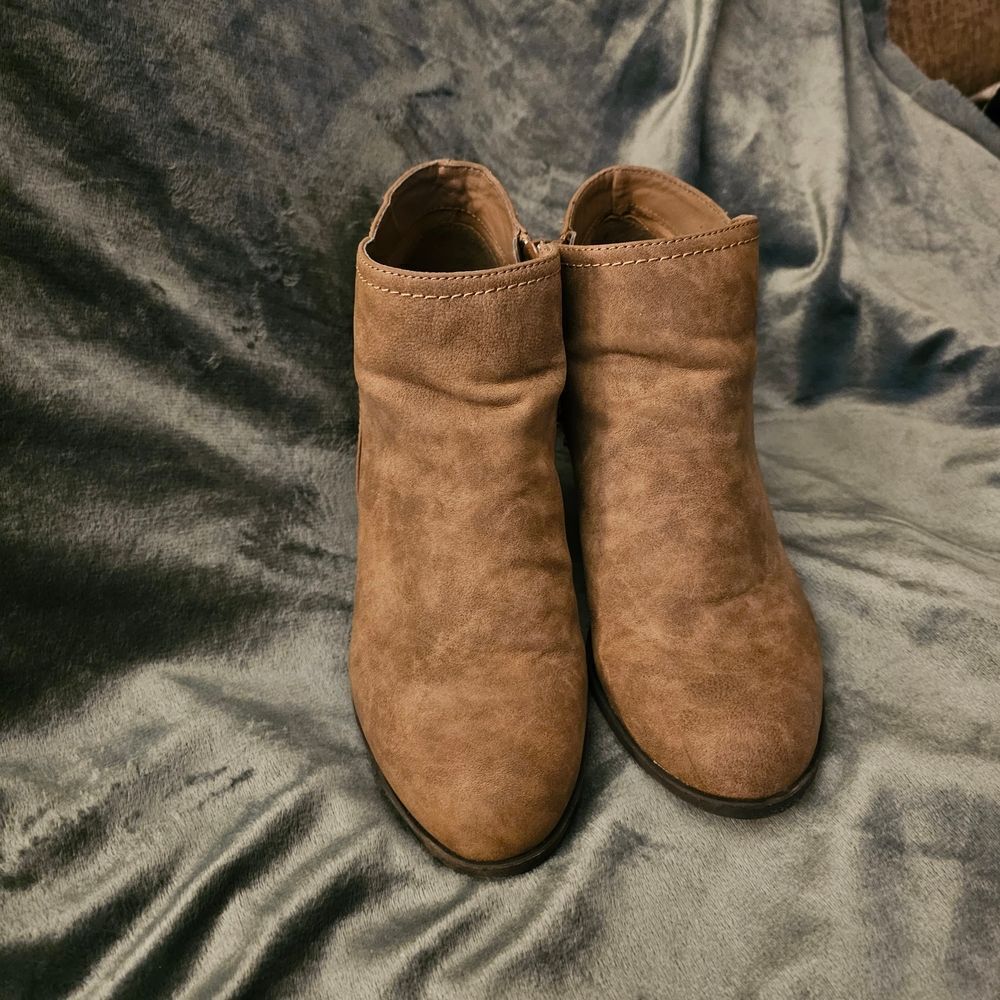 Cute Indigo Tan Ankle Booties Faux Suede Size 8.5 M